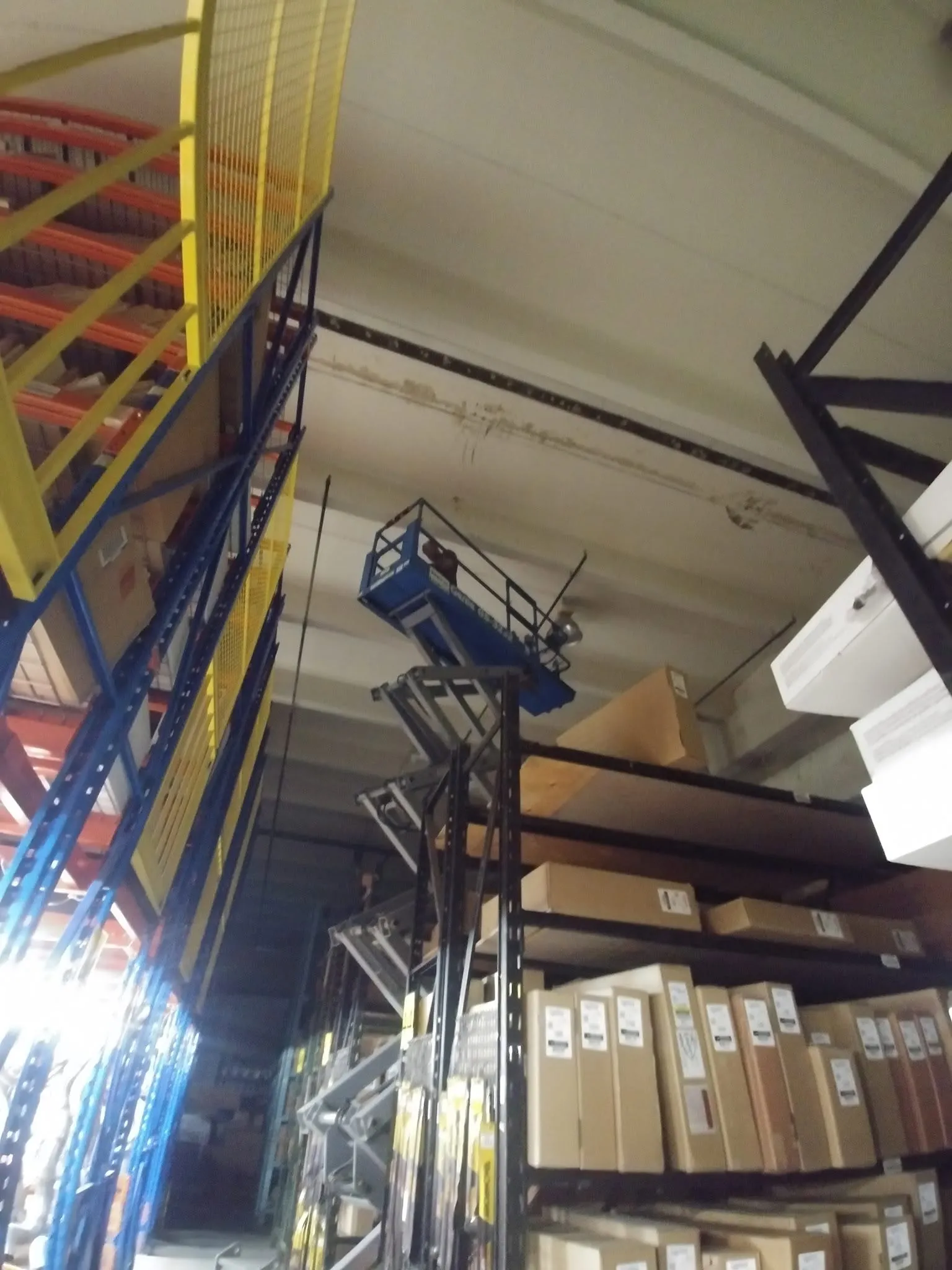 Electrical installation in a warehouse with racking